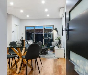 “Townhouse with Luxurious Features and Convenient Location” - Photo 3