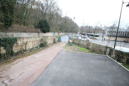 MELUN CENTRE-VILLE - GRAND F2 EN TRÈS BON ETAT ET ATYPIQUE AVEC PARKING - Photo 2