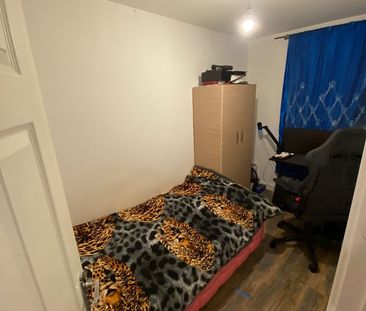 4 Bed Semi-Detached House, Dunnock Road, E6 - Photo 5