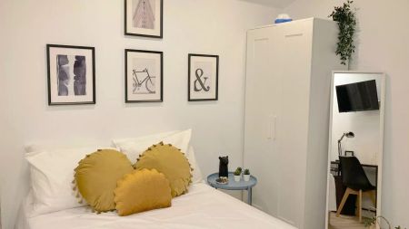 Room in a shared 5-bedroom apartment for rent in Cabanyal-Canyamelar - Photo 2