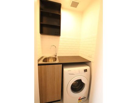 Modern Comfort Awaits: Furnished 2BR Apartment with Parking in North Melbourne! - Photo 2