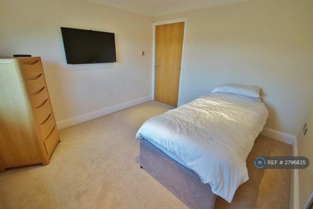 6 bedroom flat to rent - Photo 4