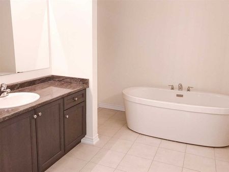 For Lease - 30 Deepwood Crescent, East Gwillimbury, Ontario - Photo 4