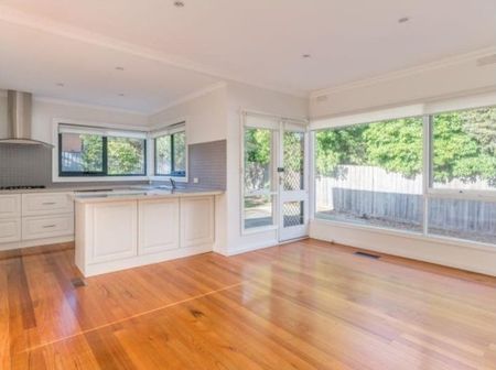 Stylish Family Living in a Premium Doncaster Location - Photo 4