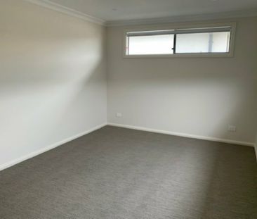 Spacious Living! - Photo 6