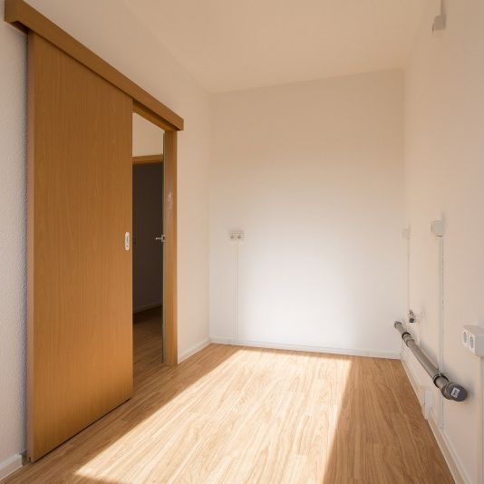 Sehr schön: 2 Bäder, 3 Zimmer, Küche mit Fenster und großer Abstellraum in der Wohnung - Photo 1