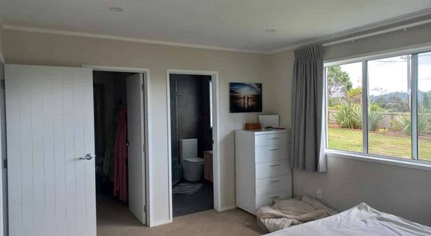 Elevated Country Views ** 3 minutes from Motorway - Photo 1