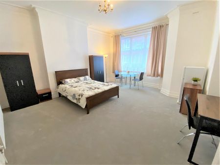 1 bedroom in a flat share to rent - Photo 2