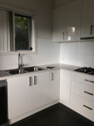 Furnished 3 Bedroom Townhouse - Close to Uni and Shops - Photo 1