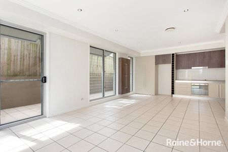 Chic 3 Bedroom Apartment with Two Levels of Living - Photo 3