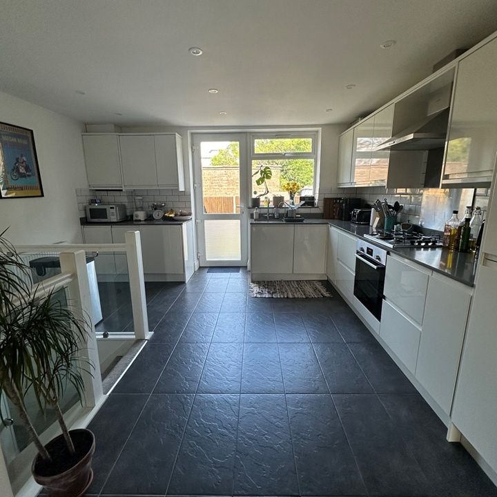 2 Bed Flat, Friern Park, N12 - Photo 1