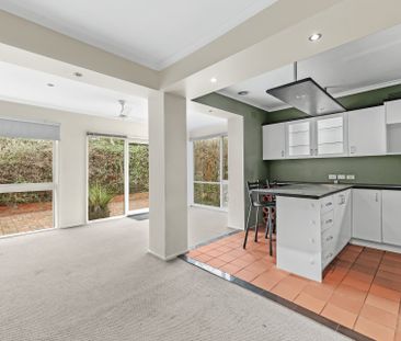 10 Chivalry Avenue, Glen Waverley - Photo 2