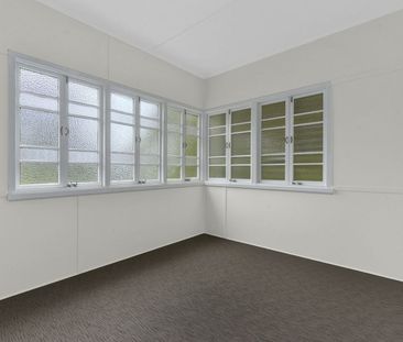 LARGE 3 BEDROOM HOUSE IN ENOGGERA !! Brand new Bathroom! - Photo 6