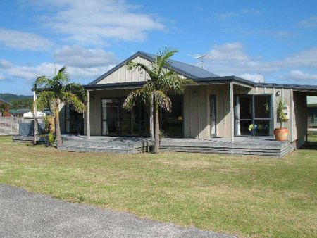 Castleview Rd - Attractive Holiday Rental - Photo 2