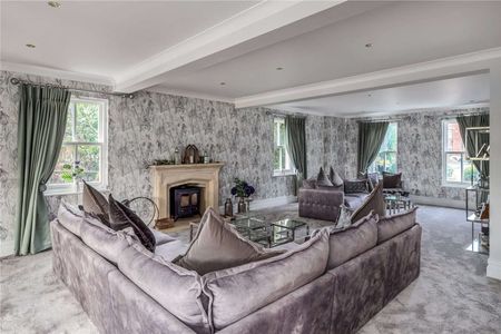 An exceptional late 20th century six-bedroom home offering expansive, elegant design & seamless indoor-outdoor flow, within south-facing gardens with stunning views. - Photo 3