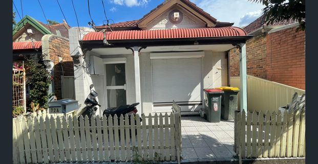 HALF FRONT OF THE HOUSE - Photo 1