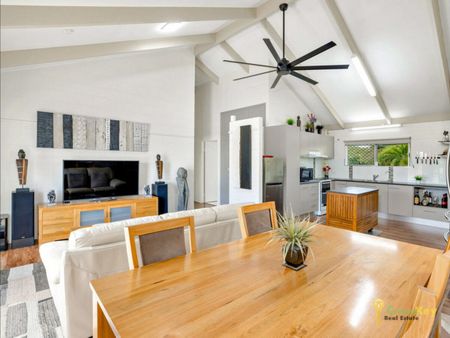 Beautifully Maintained Upstairs Unit In Outstanding Location!! - Photo 3