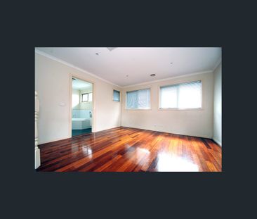 Spacious & Light Filled 3 Bedroom Townhouse - Photo 2