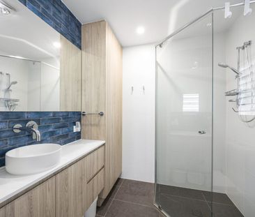 Fully Renovated One-Bedroom Flat with Covered Deck – Utilities Incl... - Photo 2