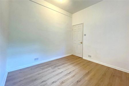 The Crescent, Farnham, Surrey, GU9 - Photo 4