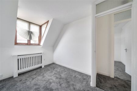 Roundhouse Court, Lymington, Hampshire, SO41 flat to rent - Photo 2