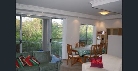 OVERSIZED SPLIT LEVEL 2 BED APARTMENT, SEPARATE STUDY NOOK. DOUBLE LOCKUP GARAGE. - Photo 2