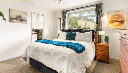 Modern 3-Bedroom Home with Double Garage & Parking - Photo 5