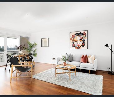 Open plan haven in a tranquil tree-lined pocket & own private entry - Photo 1