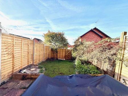 Staffordshire Croft, Warfield, Bracknell, RG42 - Photo 2