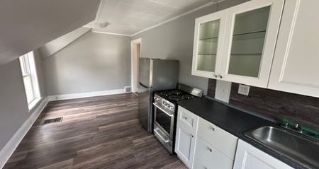 48 Rose, #1 Barrie | $1350 per month | Plus Hydro - Photo 2