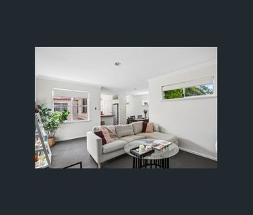 PRIVATE REAR TOWNHOUSE - WALK TO LEEDERVILLE STRIP - Photo 1