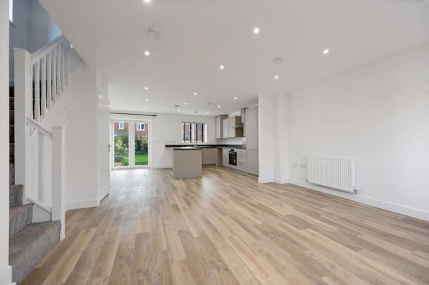 3 bedroom end of terrace house to rent - Photo 1