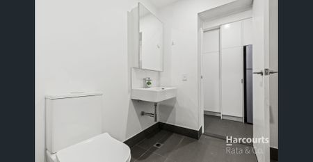 Modern 1-Bedroom Apartment with City Views in Southbank - Photo 2