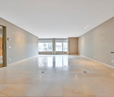 Zeer ruim appartement met groot terras op de Grote Markt! - Photo 1