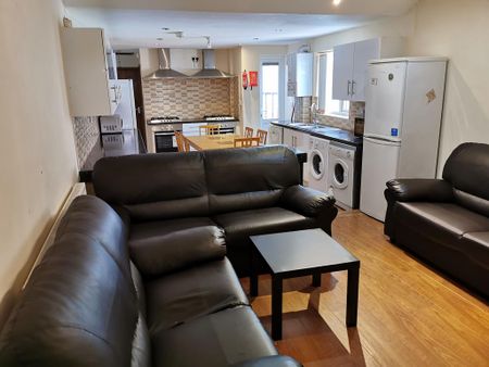 8 bedroom semi-detached house to rent - Photo 3