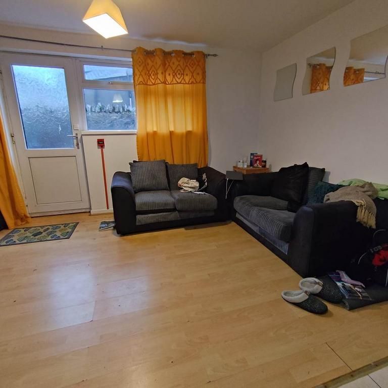 3 bedroom flat to rent - Photo 1