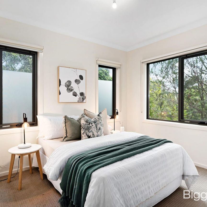 Stylish and Spacious Living in Notting Hill - Photo 1