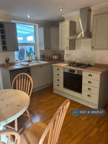 2 bedroom semi-detached house to rent - Photo 2