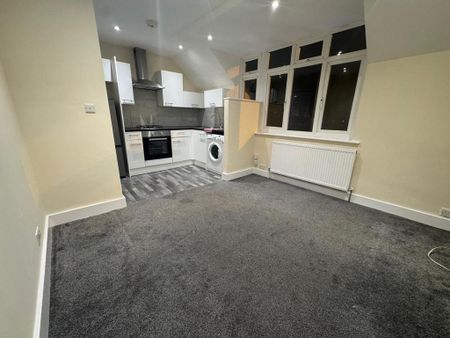 3 bedroom flat to rent - Photo 4