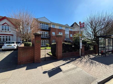 Deyncourt Gardens, Upminster, RM14 - Photo 3