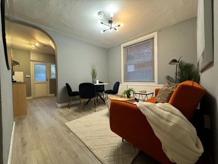 3 bedroom flat to rent - Photo 2