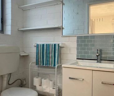 Stylish Street-Facing Studio with Secure Parking in the Heart of St... - Photo 2