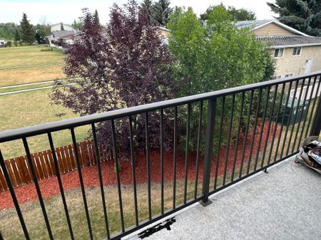 Spacious 2nd Floor 2 Bedroom Cat Friendly Suite in Clearview! - Photo 2