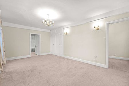 A spacious and fully refurbished four bedroom family home situated within Windlesham Arboretum - Photo 3