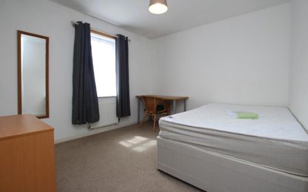 ***STUDENT PROPERTY *** BILLS INCLUDED!! 4 double bedrooms student property 5 min walk from University of the West of England. Move in July 2026. - Photo 4