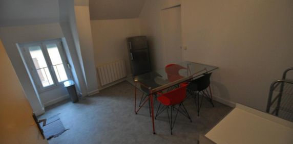 F1 BIS AU CENTRE VILLE DE FONTAINES - Photo 2