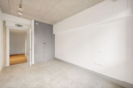 A renovated first floor 'warehouse style' 1 bedroom flat located in W10. - Photo 4