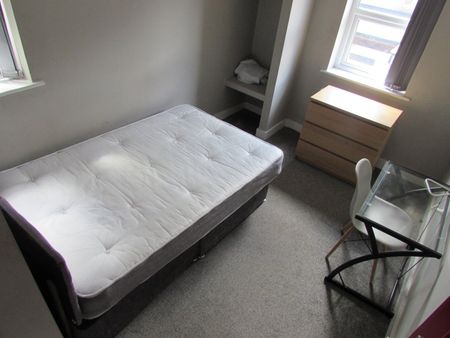 Room in a Shared House, Hannan Road, L6 - Photo 3