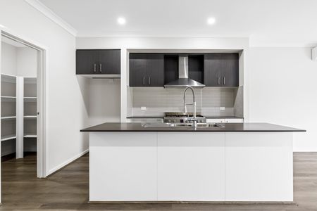 7 Kirkham Drive, Thornhill Park VIC 3335 - House For Rent | Domain - Photo 3