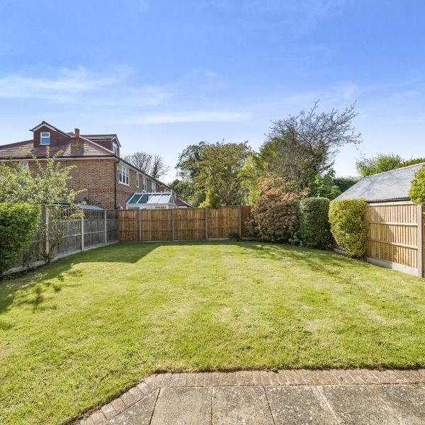 Green Lane, Hersham, Surrey, KT12 - Photo 1